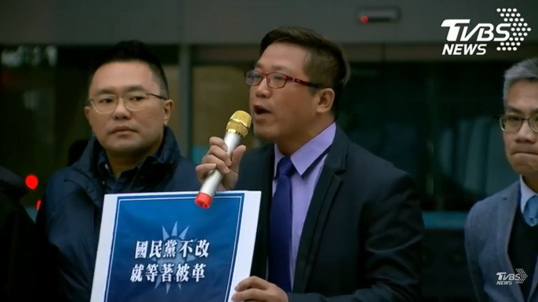 國民黨青壯派衝黨部，喊出「3支人事箭」推改革。(圖／TVBS)