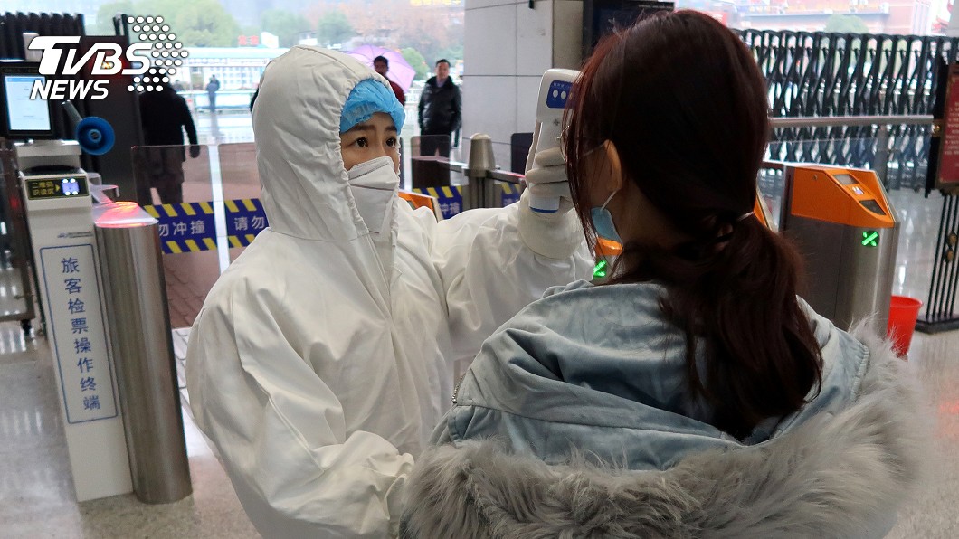 大陸境內武漢肺炎疫情嚴重，部分大眾運輸實施量體溫檢查。(圖／達志影像路透社)