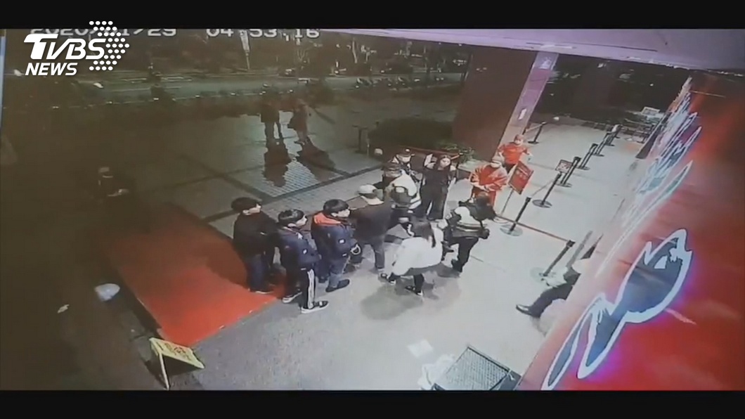 遭罵 又黑又胖 一蘭拉麵亂鬥 碗筷互丟 全武行 吵架 公然侮辱 衝突 Tvbs新聞網