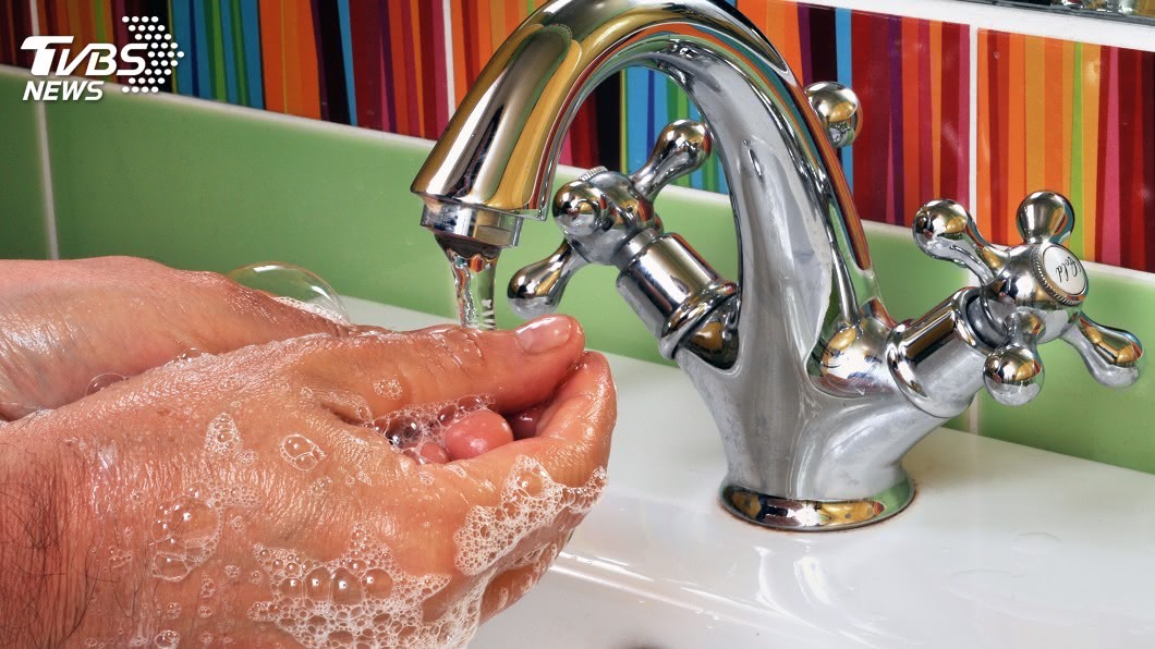 示意圖／TVBS 常用酒精清潔手傷皮膚　醫：還是「濕洗手」最好