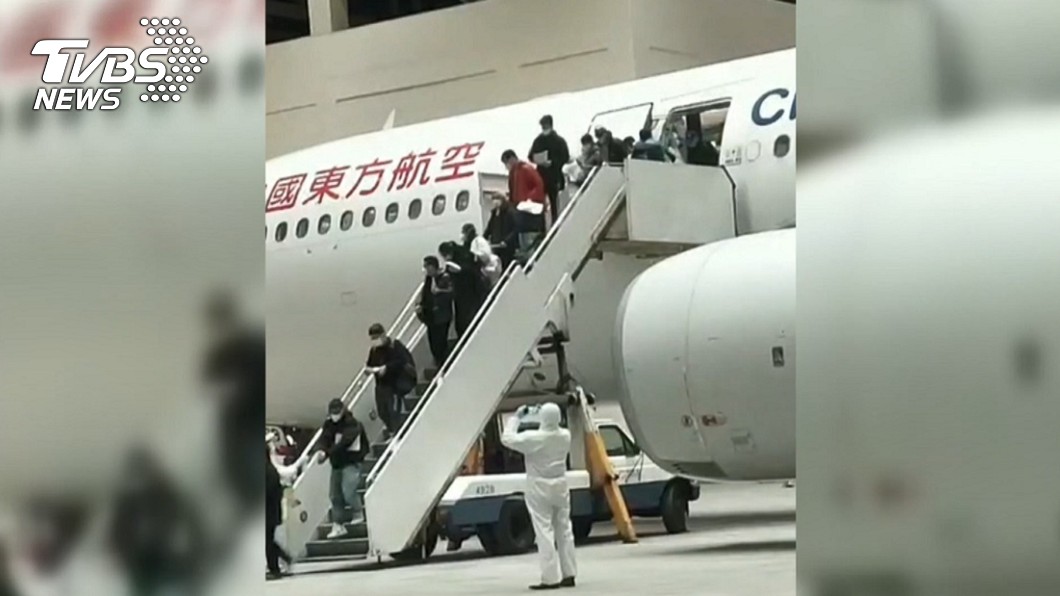 首批滯留武漢的247名台人昨(3日)搭乘陸航東方航空包機返台。(圖／TVBS)