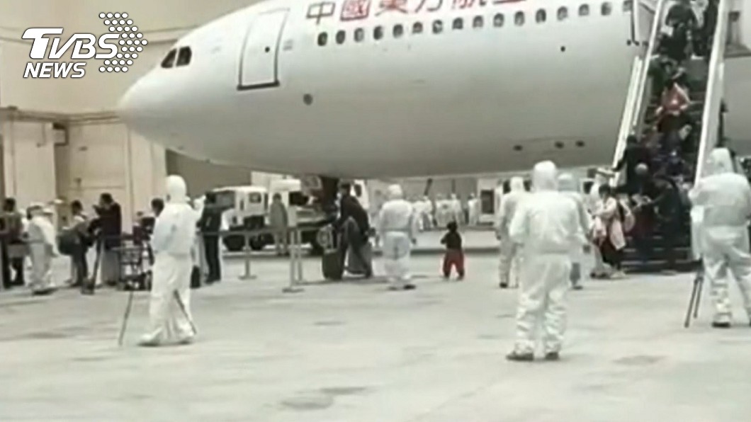 首批滯留武漢的247名台人昨(3日)搭乘陸航東方航空包機返台。(圖／TVBS)  