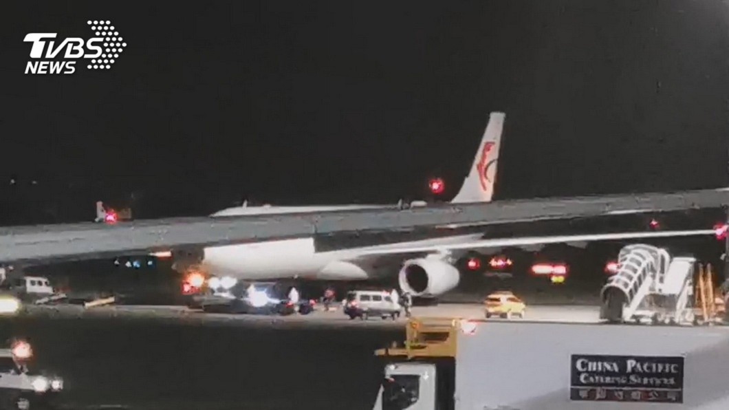 首批滯留武漢的247名台人昨(3日)搭乘東方航空包機返台。(圖／TVBS)