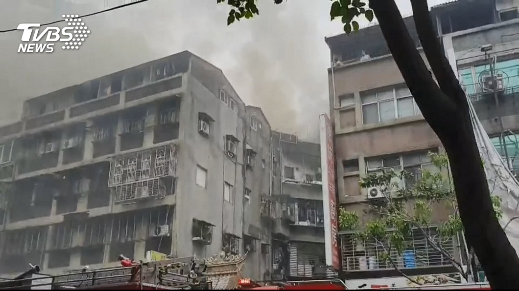 圖／TVBS 疑「電表」起火！公寓窗台爆火舌　濃煙竄巷