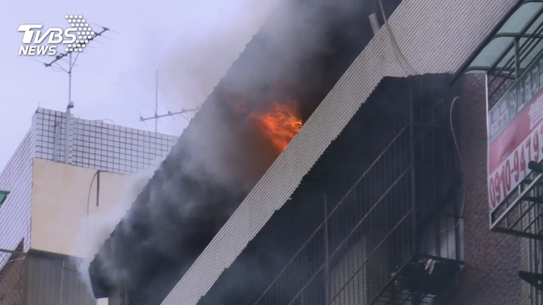 圖／TVBS 疑「電表」起火！公寓窗台爆火舌　濃煙竄巷