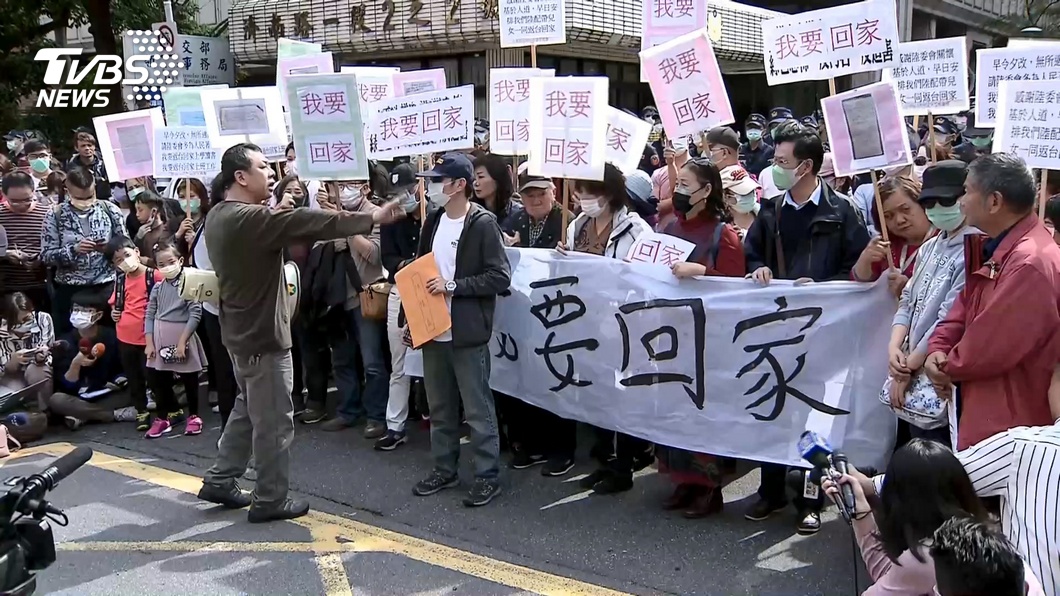 滯湖北台人歸國無期，家屬聚集在陸委會前抗議。(圖／TVBS資料照)  