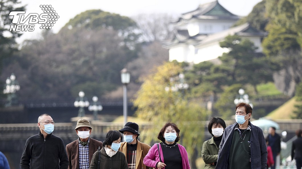 武漢肺炎疫情肆虐全球，日本確診數飆升，觀光客戴上口罩。（示意圖，與事件無關／達志影像美聯社)