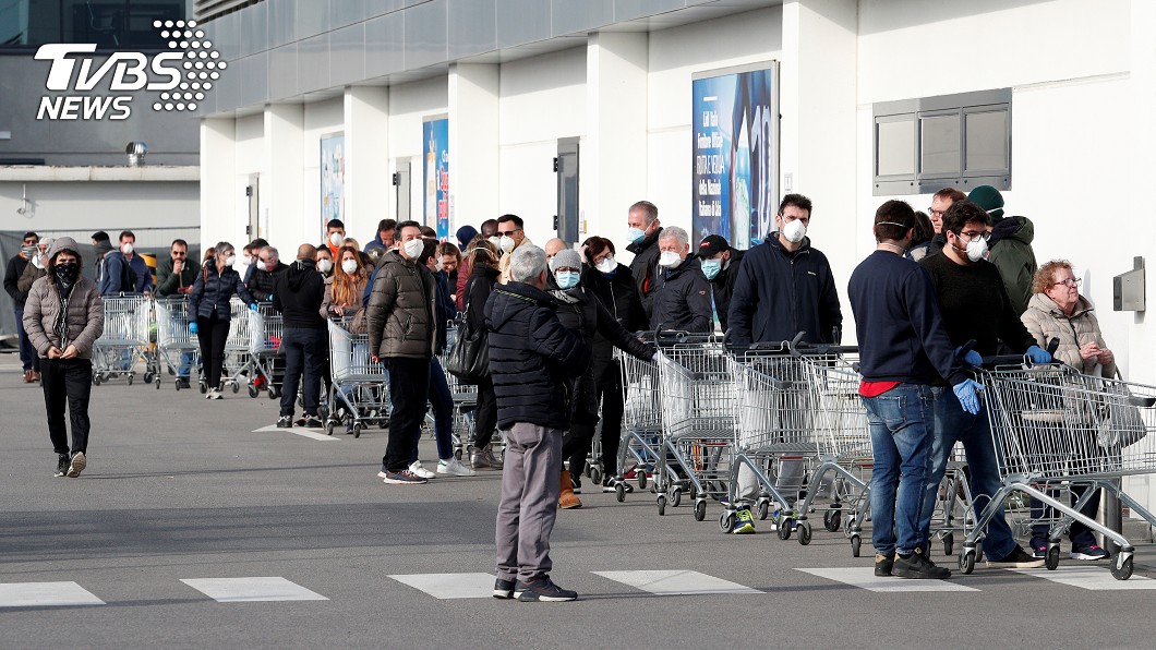 義大利政府緊急封閉12座城鎮後，超市外出現大批民眾排隊搶購物資。(圖／達志影像路透社)