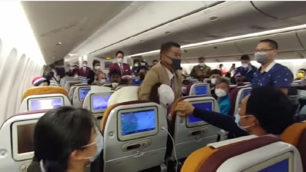 1名陸籍女乘客在機艙上故意對空姐咳嗽，事後遭空少鎖喉壓制。(圖／翻攝自YouTube)