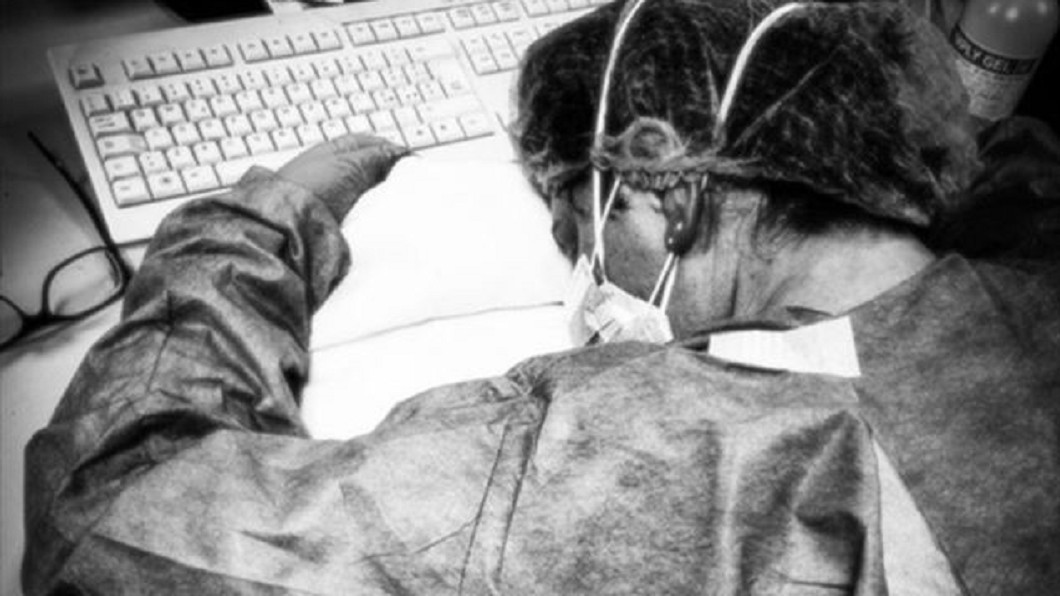 醫護人員身穿防護衣在鍵盤前累倒，就是這張照片引起許多人瘋傳。(圖／翻攝自Andrea Vogt推特)