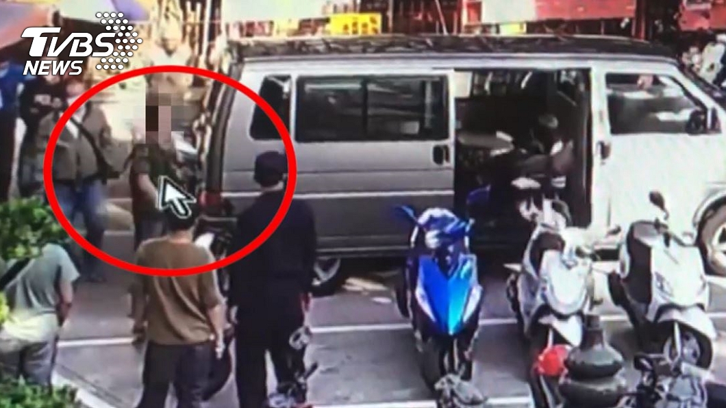 台南1名男子居家檢疫偷跑去廟會要幫忙扛轎遶境。(圖／TVBS)