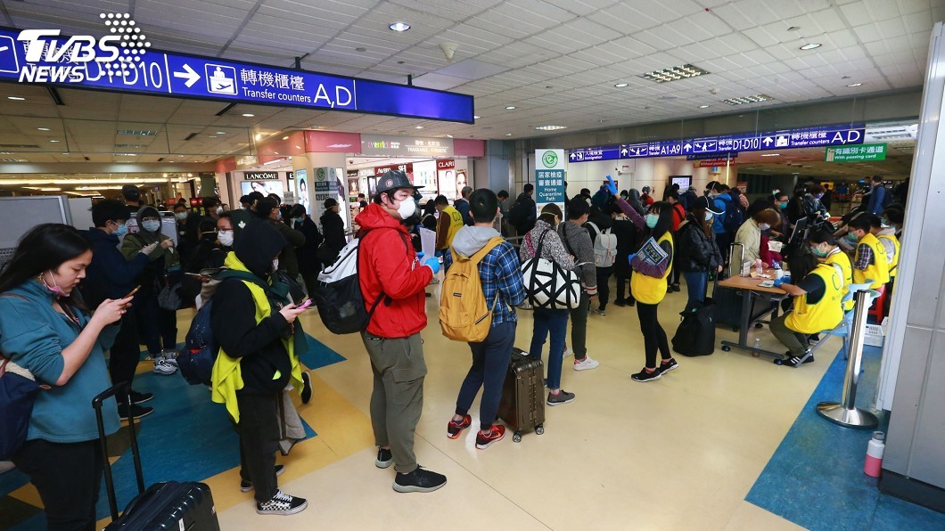 桃園機場返台旅客人潮比起前兩天略為減少。(示意圖／中央社資料畫面)