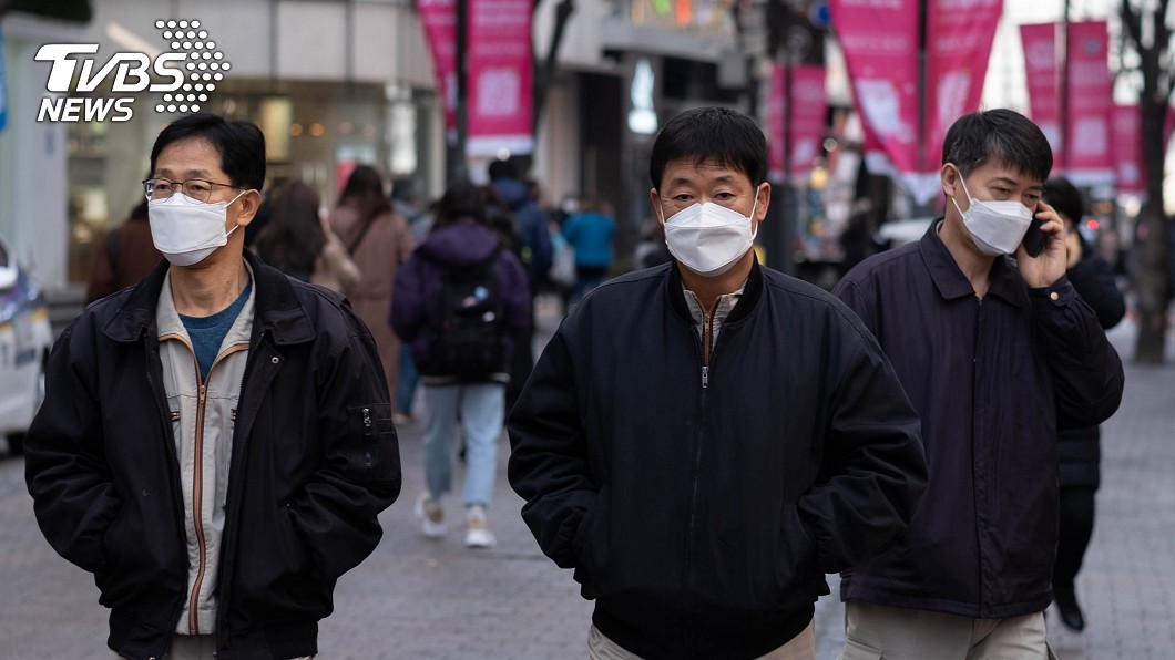 南韓民眾新冠疫情爆發後，人民出門都會戴口罩。(圖／TVBS)