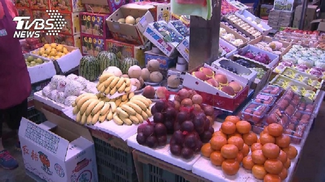 不少人會到水果攤前挑選買回家吃。(示意圖／TVBS)