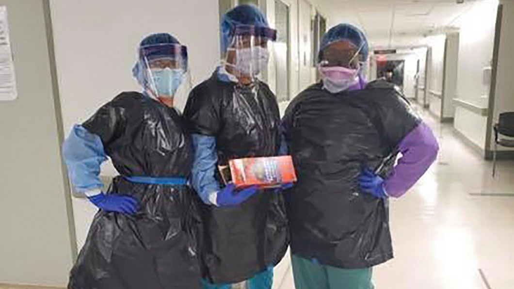 紐約州醫院隔離衣數量不夠，許多醫護人員拿垃圾袋當防護衣穿在身上。(圖／翻攝自臉書)