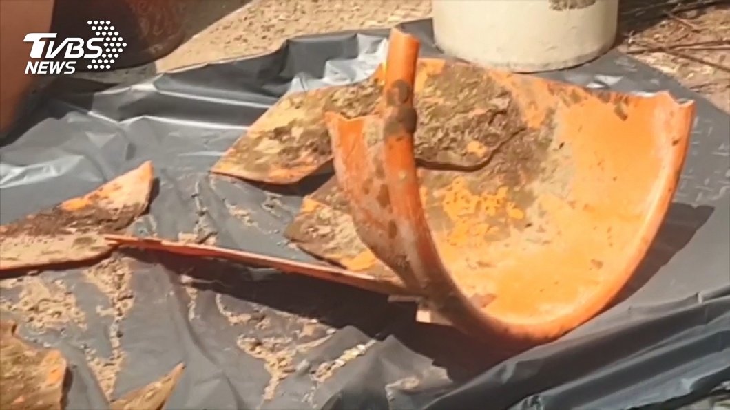 挖土機挖到裝有女性裸屍的橘色塑膠桶。(圖／TVBS)