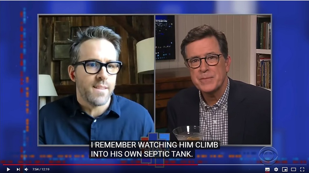 萊恩雷諾斯上節目講起爸爸過世的故事 (圖／翻攝自YouTube The Late Show with Stephen Colbert)