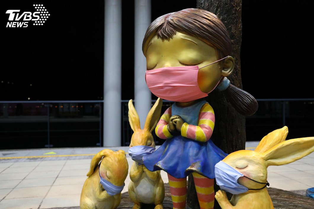 淡海輕軌的幾米彩繪主角們，都戴上口罩宣導防疫。(圖／臉書 淡海輕軌 x 新北捷運)