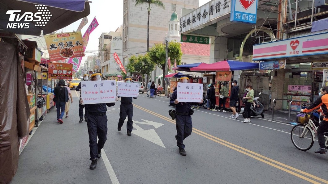 嘉義市警察戴防護罩上街，宣導民眾保持社交距離。(圖／截取自勇媽阿惠-黃敏惠臉書)