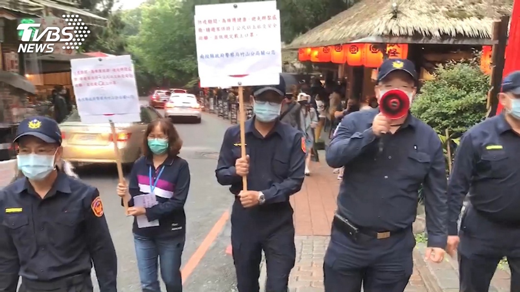 警方不斷呼籲遊客保持社交距離。(圖/TVBS資料畫面) 連假後恐爆第3波疫情 醫憂:「此種人」最要注意