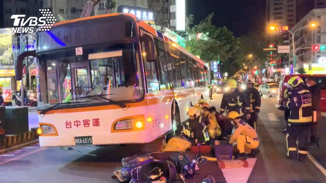 台中市1名公車司機停等紅燈時，車輛繼續往前輾斃1名女騎士。(圖／TVBS) 傻眼！公車輾斃女騎士5萬交保　行車紀錄器監視器全都壞