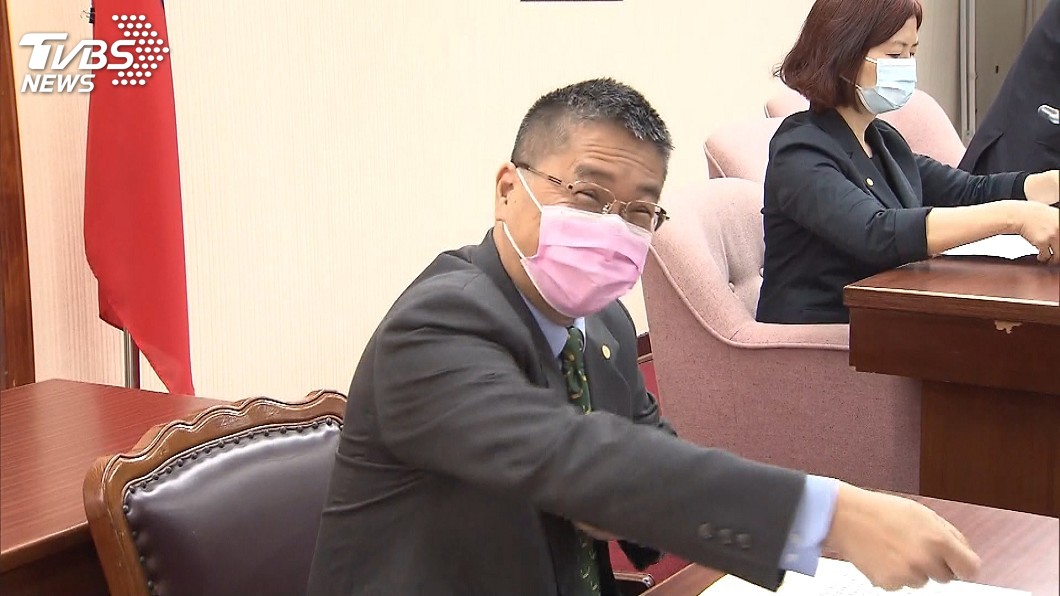 內政部長徐國勇15日赴立法院備詢戴上粉紅色口罩。（圖／TVBS）