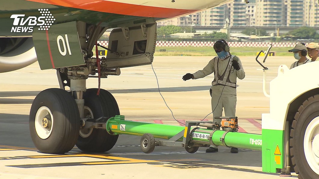 長榮航勤人員投訴松山機場的工作人員天天支援桃機卻不用擴大採檢。（示意圖畫面非當事人／TVBS）