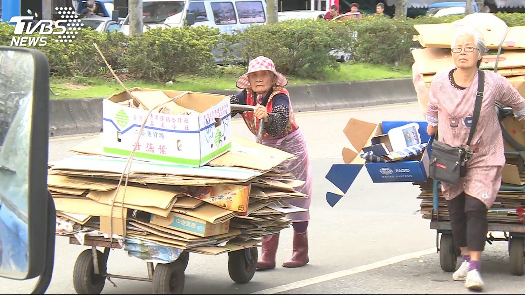 路邊常見許多年紀大的阿公阿婆在撿回收。(TVBS資料示意圖，圖中人物非當事人)