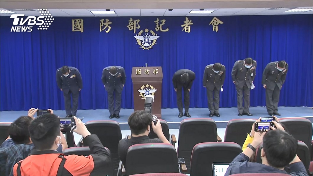 國防部長嚴德發舉行記者會承認4大缺失，並鞠躬道歉。(圖／TVBS資料畫面)