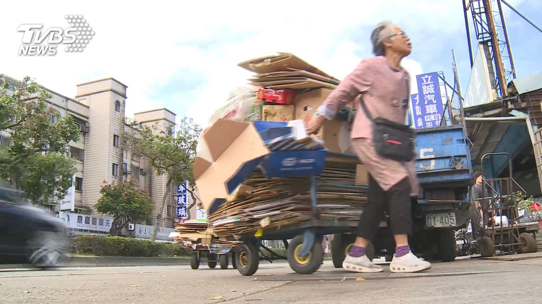 圖／TVBS 月增萬噸！宅在家網購叫外送　餐盒、紙箱爆量