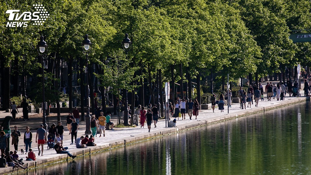 圖／達志影像美聯社 巴黎市民不守封城令　週末冒險外出享受春天陽光