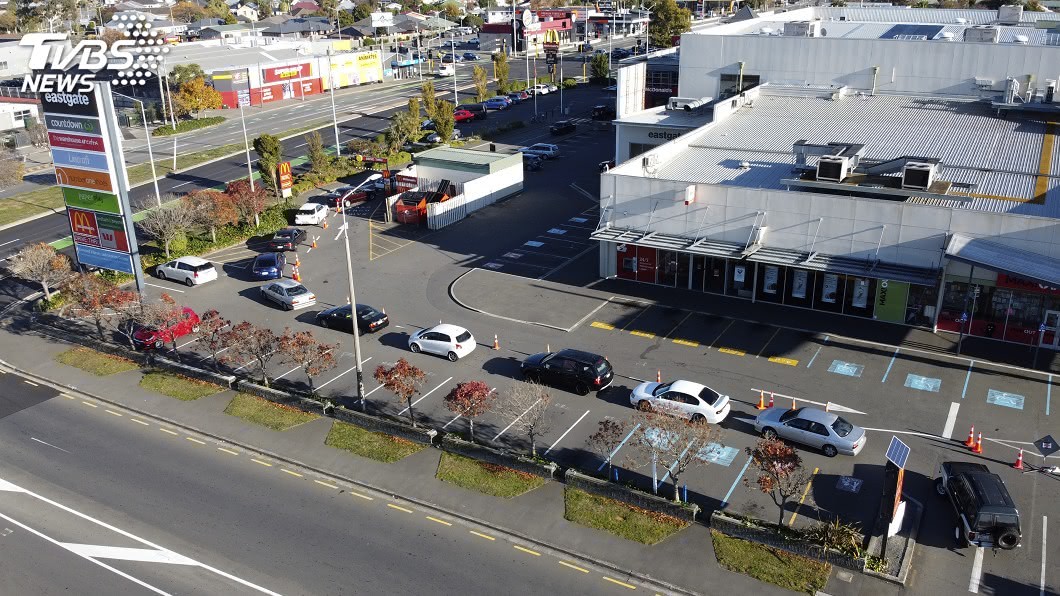 圖／達志影像美聯社 紐西蘭解除禁足令　麥當勞凌晨湧排隊車潮