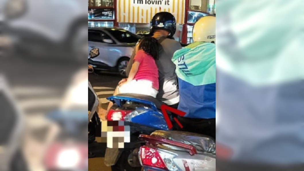 有網友騎車遇到驚險畫面。(圖／翻攝自爆廢公社) 女童「沒安全帽側坐」在父親背上睡著　網怒：不想養了？