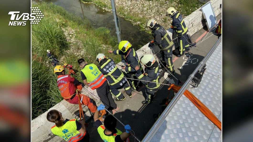 圖／TVBS 13歲女無照載友騎車　撞橋墜6米2人骨折