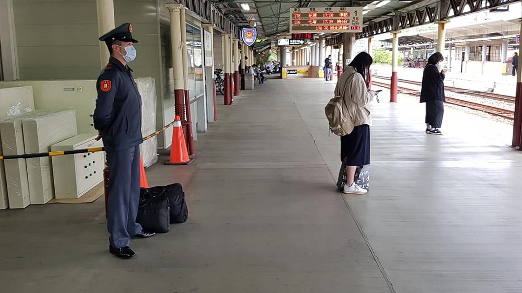 陸專生收假在月台等車，不僅站得筆直，服裝儀容還特別整齊。(圖／翻攝自彭椿榮臉書)