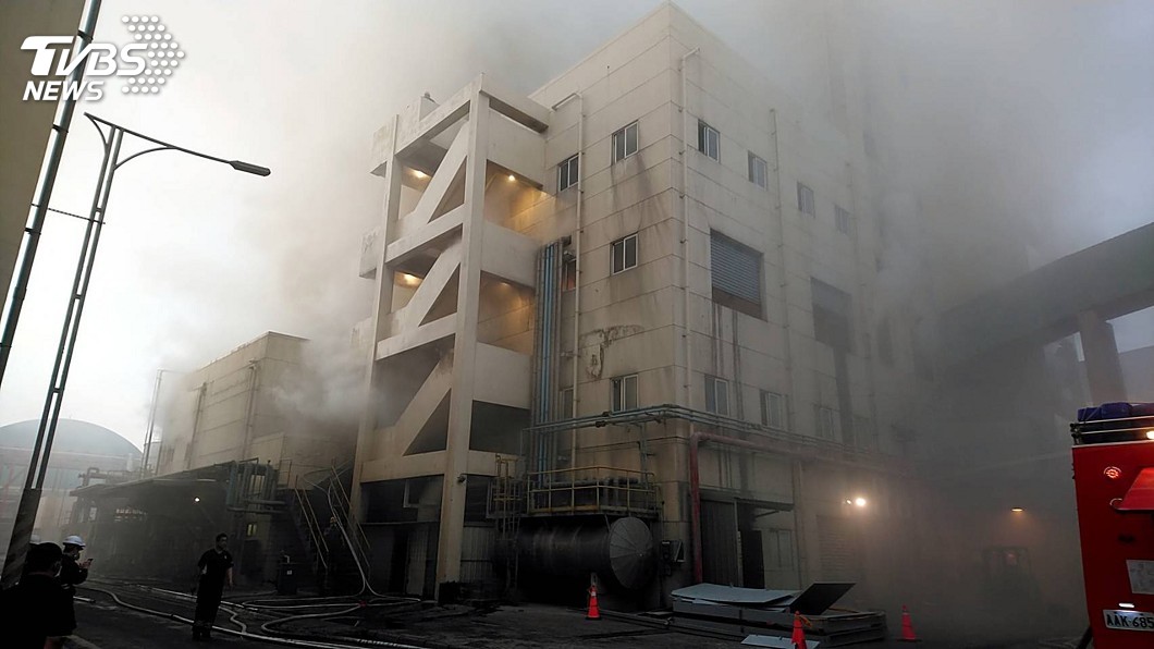 圖／台中港務消防隊提供 台肥台中廠凌晨火警悶燒5小時　大量濃煙竄出