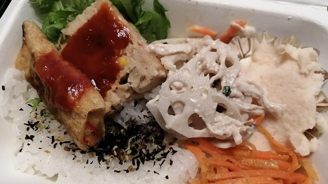 日本便當店「長男堂」的兒童便當菜色豐富，近日不畏疫情行善，暖哭眾人。(圖／翻攝自推特@haru_chat)