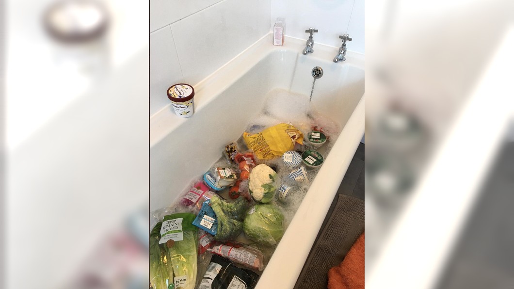 媽媽把外送食材全丟到浴缸內消毒 (圖／翻攝自推特 Evie Lancaster)