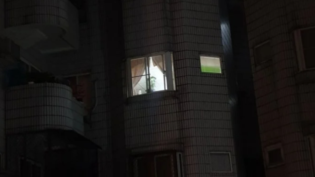 (圖／翻攝自Dcard) 半夜大樓窗戶浮現「綠臉殭屍」…他細看超怒：想嚇死誰
