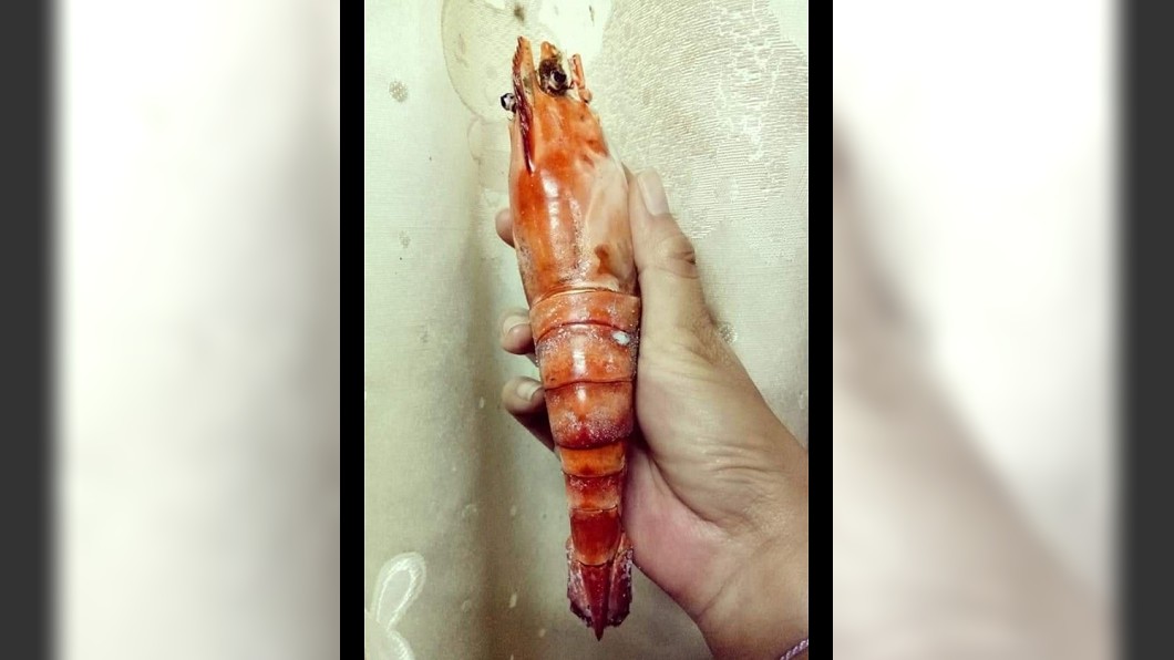 網友買到超大泰國蝦，沒想到一撥殼竟變小蝦米 (圖／翻攝自臉書爆怨公社)