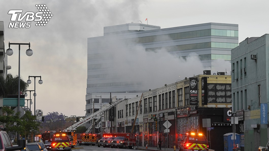 洛杉磯市中心發生爆炸，約10名消防員受傷。(圖／達志影像美聯社)