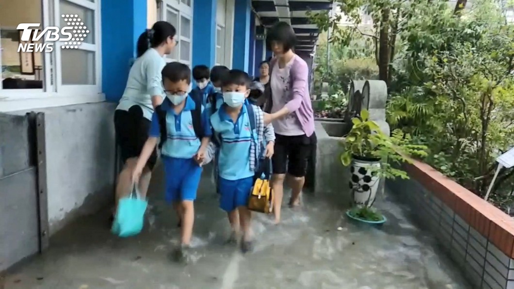 圖／TVBS 雲林台西雨量全台之冠　小學生「涉水放學」