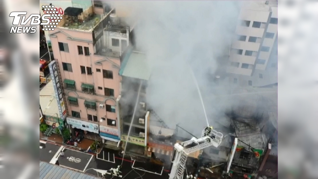 台中中華夜市今晨發生火警，火勢延燒多間店面。(圖／TVBS) 夜市疑遭縱火陷火海　延燒連棟店面嫌犯遭捕