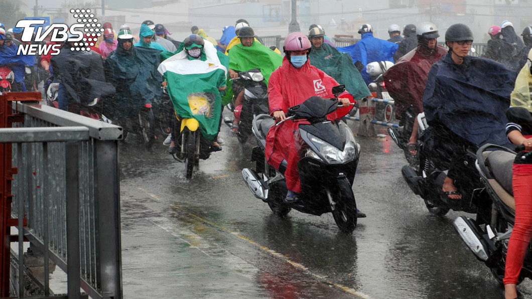 近日受滯留鋒面及西南氣流影響天氣不穩定。(示意圖／TVBS) 騎車穿兩件式雨衣「肚子還是濕」…內行人揭1招秒解決