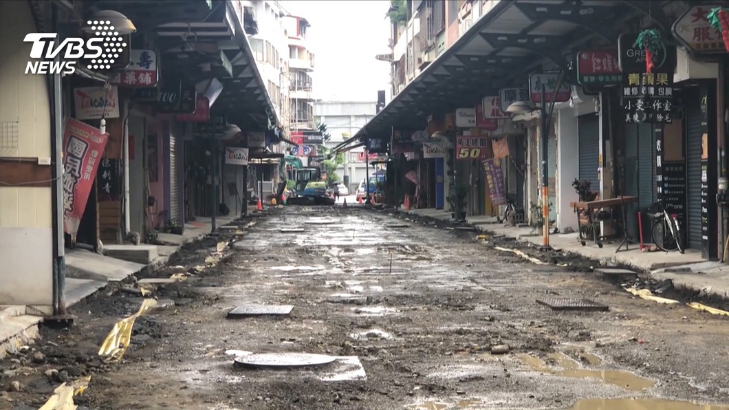商圈街成爛泥 施工遇梅雨店家生意慘 草屯 形象商圈 下水道工程 Tvbs新聞網