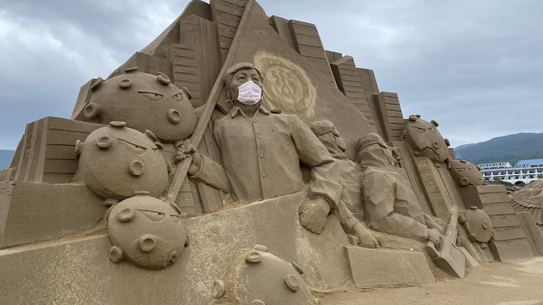 2020福隆沙雕藝術季以防疫國家隊為題打造國際水準沙雕作品。(圖／福容大飯店提供)