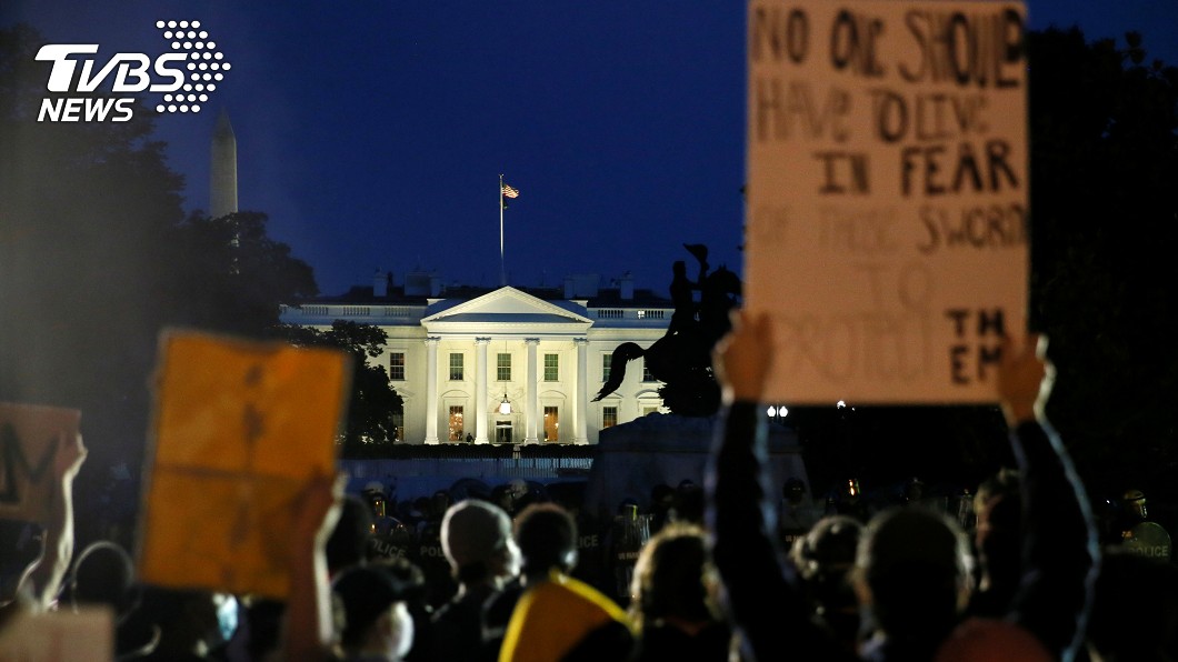 抗議者在美國華盛頓白宮附近的明尼阿波利斯警察拘留所舉著牌子。（圖／達志影像路透社）