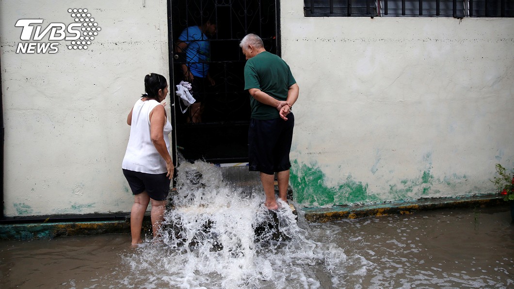 一名居住在薩爾瓦多的婦女在熱帶風暴亞曼達（Amanda）肆虐引發淹水後清理房子。（圖／達志影像路透社）