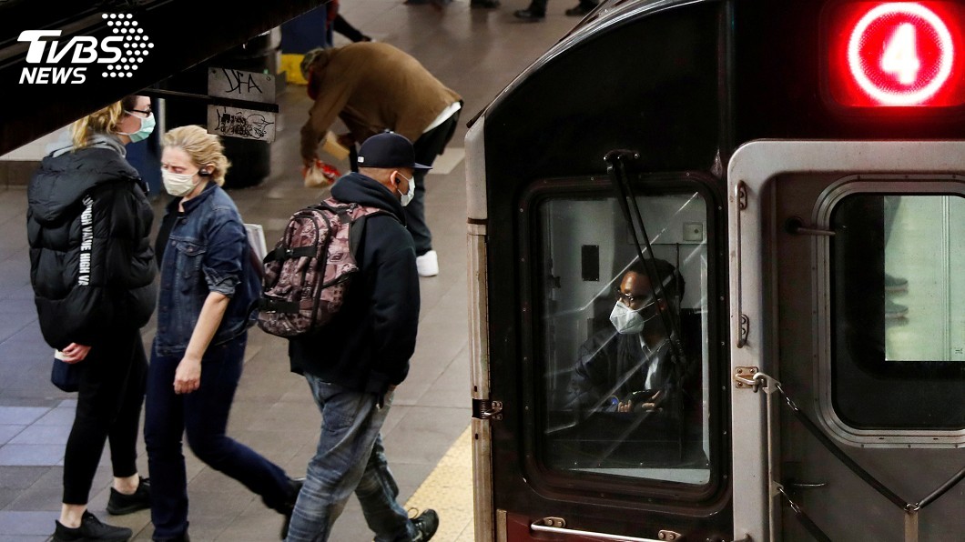 紐約地鐵乘客戴口罩防疫。（圖／達志影像路透社）