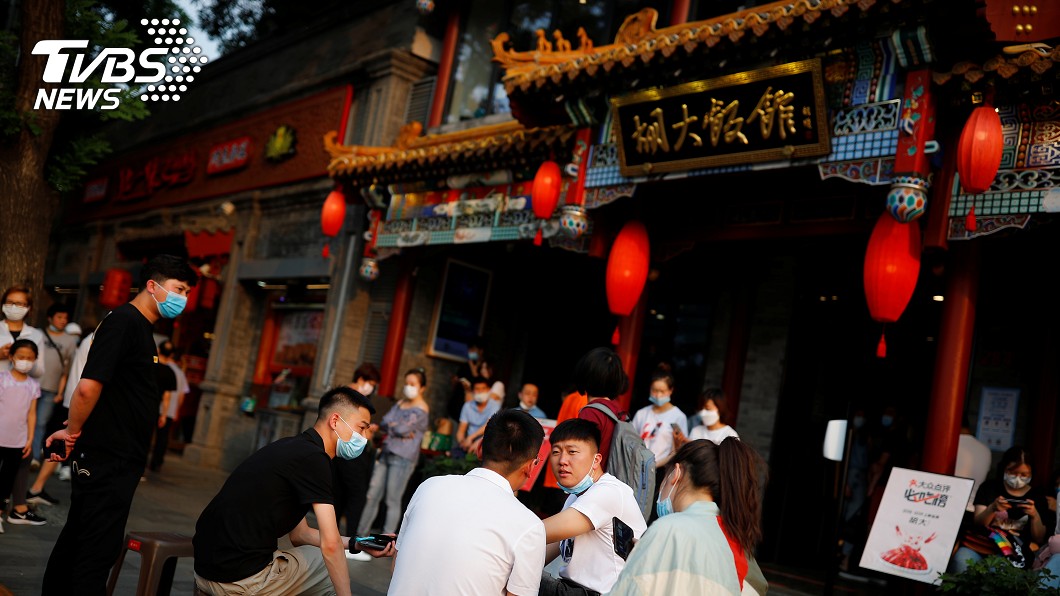 武漢肺炎爆發至今，人們在北京一家餐館外等候就座。（圖／達志影像路透社）
